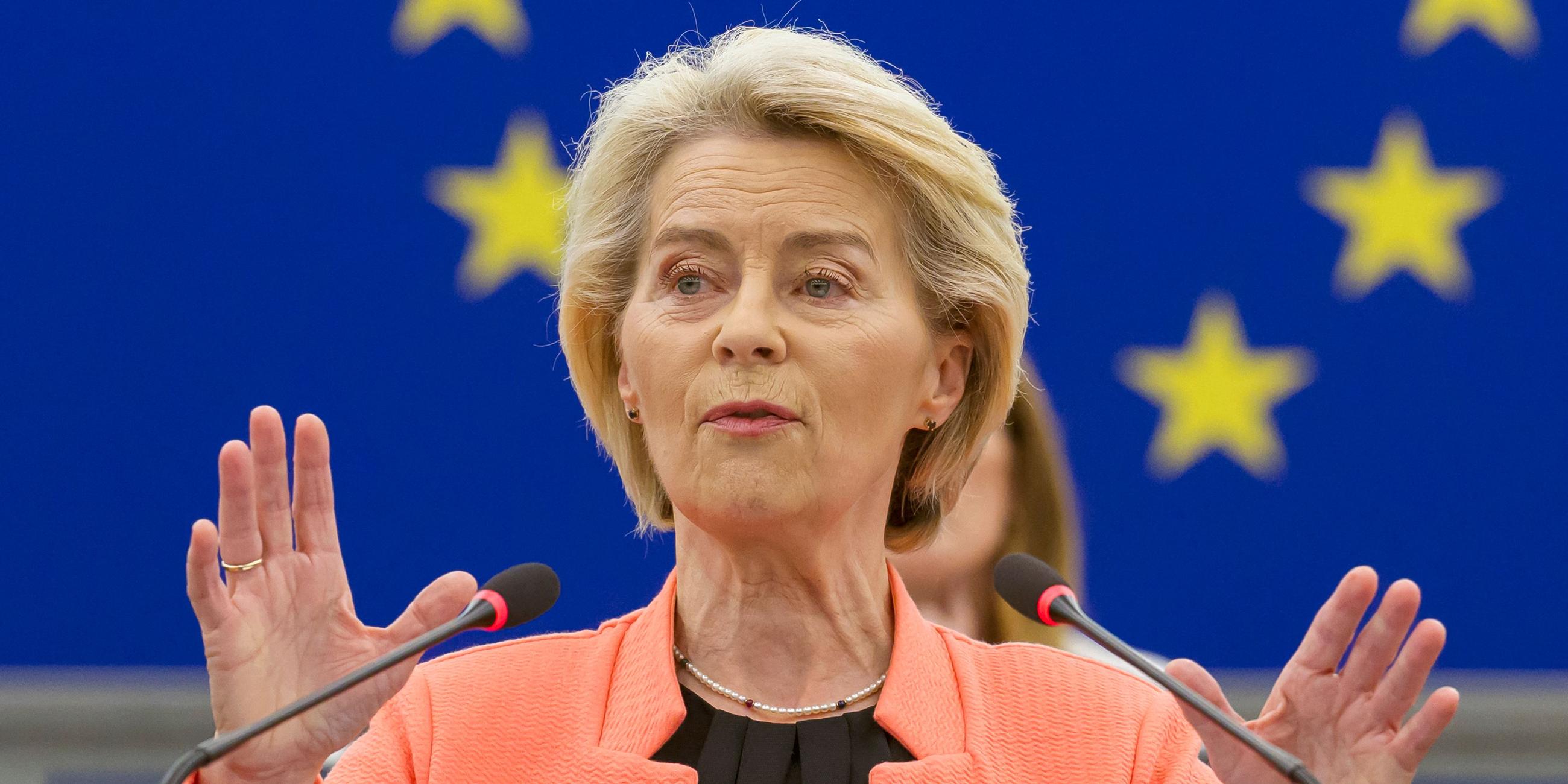Frankreich, Straßburg: Die Präsidentin der Europäischen Kommission Ursula von der Leyen hält eine Rede während einer Plenarsitzung im Europäischen Parlament, in der ein Misstrauensantrag gegen die Europäische Kommission debattiert wird.