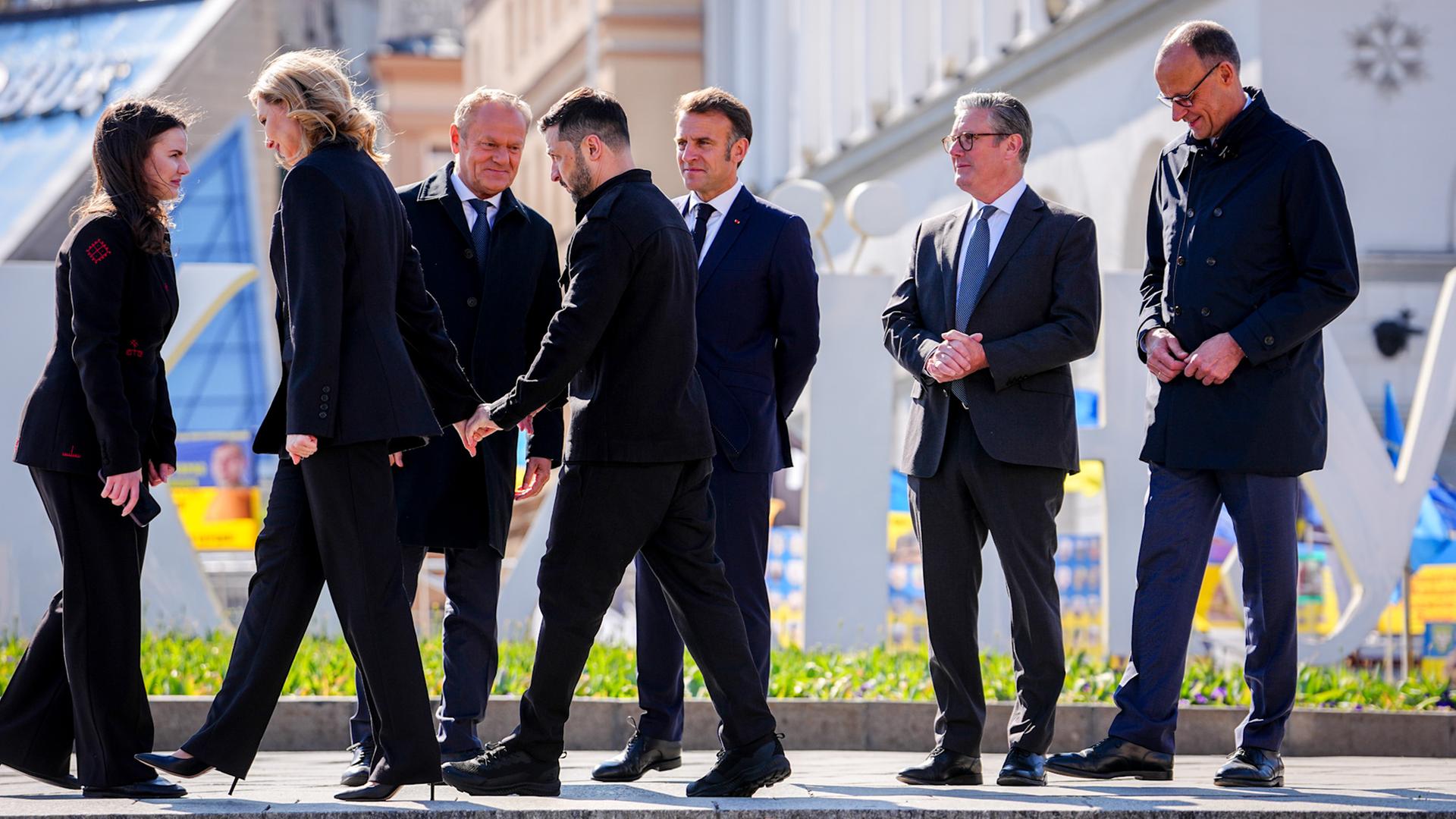  Olena Selenska (2.vl) und Wolodymyr Selenskyj (4.vl), Präsident der Ukraine, verlassen Hand in Hand den Maidan in Kiew vor Donald Tusk (l-r), Ministerpräsident von Polen, Frankreichs Präsident Emmanuel Macron Keir Starmer, Premierminister von Großbritannien, und Bundeskanzler Friedrich Merz (CDU). 