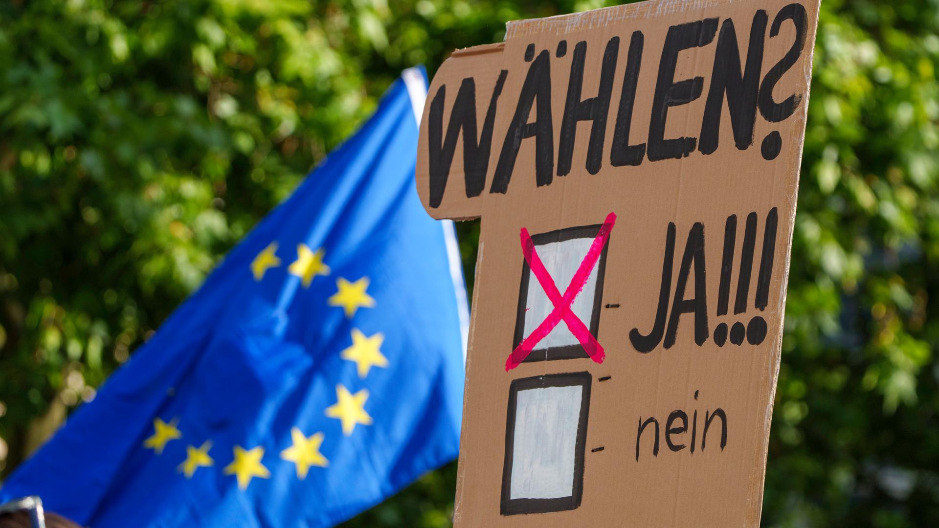 Auf einem Plakat wird zum Wahlgang bei der Europawahl geworben