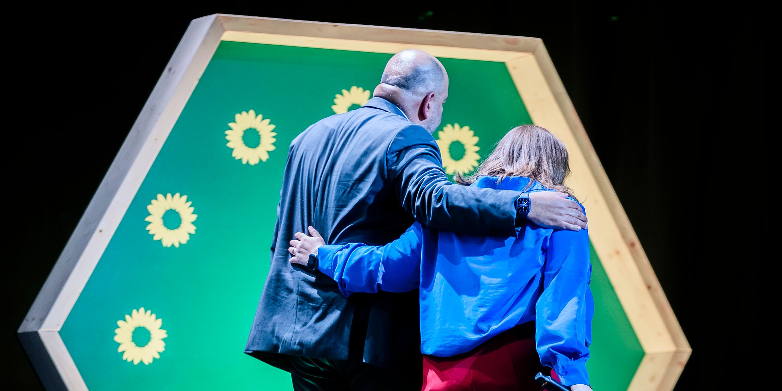 Die Bundesvorsitzenden von Bündnis 90/Die Grünen Ricarda Lang und Omid Nouripour gehen bei der Wahlparty der Grünen von der Bühne
