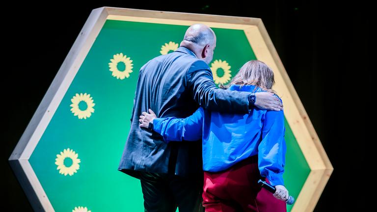 Die Bundesvorsitzenden von Bündnis 90/Die Grünen Ricarda Lang und Omid Nouripour gehen bei der Wahlparty der Grünen von der Bühne