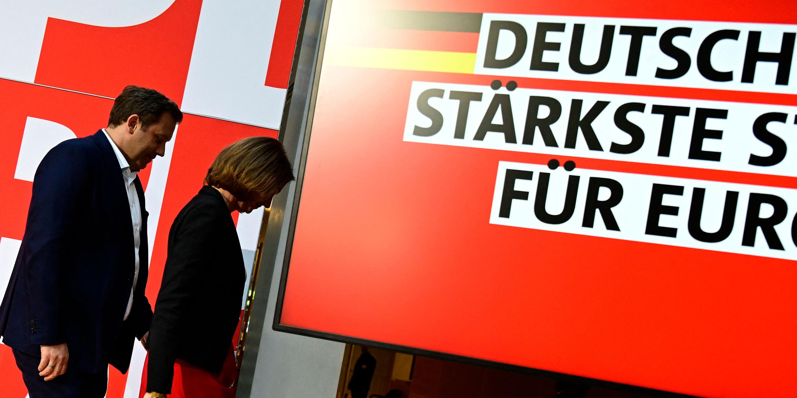Lars Klingbeil und Katarina Barley verlassen die Bühne nach ihrer gemeinsamen Pressekonferenz