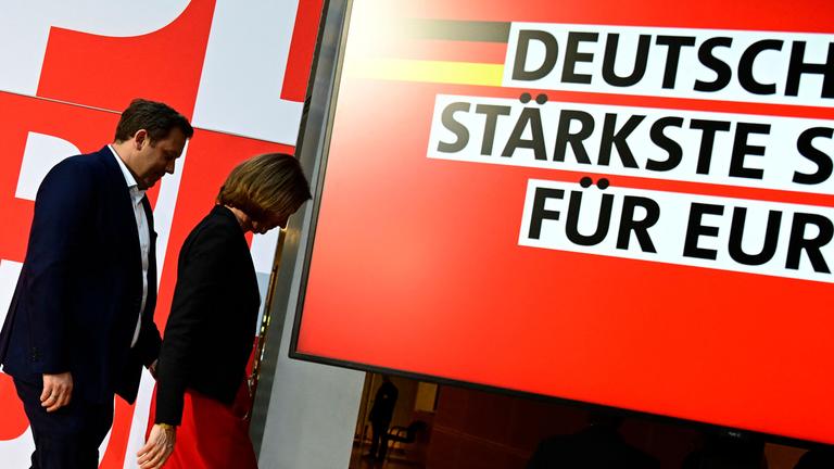 Lars Klingbeil und Katarina Barley verlassen die Bühne nach ihrer gemeinsamen Pressekonferenz