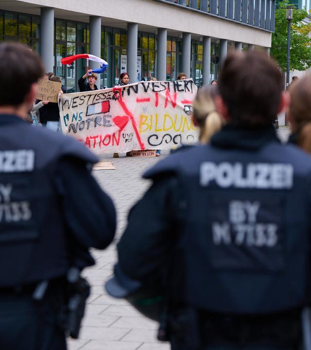 19.10.2026, Bayern, München: Schülerinnen und Schüler des Lycee Francais de Munich protestieren vor dem französischen Generalkonsulat solidarisch mit der französischen Schülerbewegung.