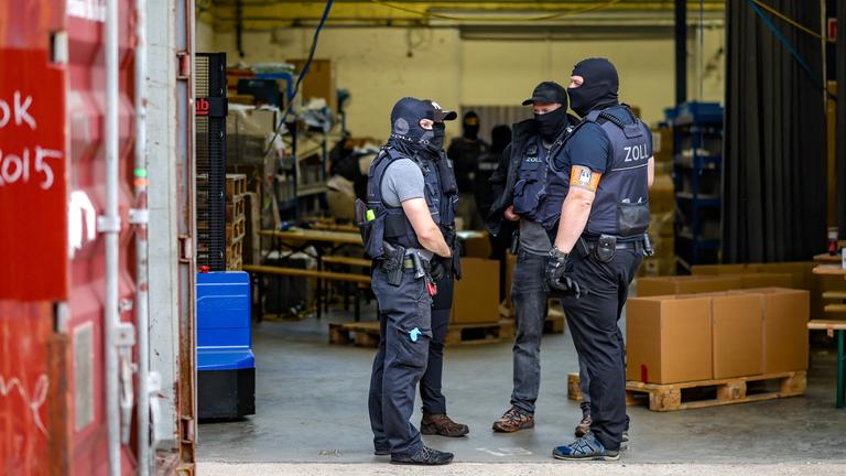 Beamte des Zolls durchsuchen eine Lagerhalle in Krefeld, aufgenommen am 29.09.2026