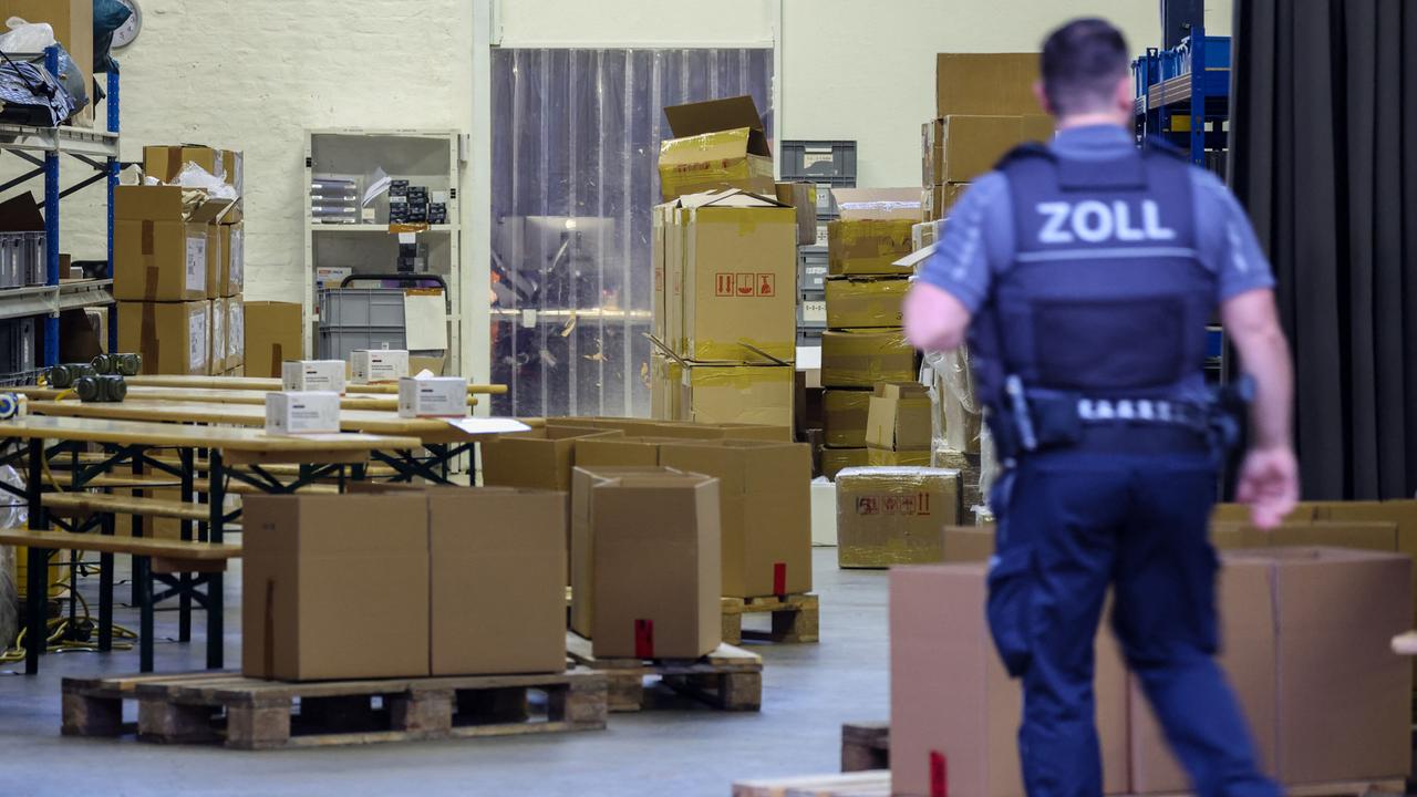 Beamte des Zolls durchsuchen eine Lagerhalle in Krefeld, aufgenommen am 29.09.2026