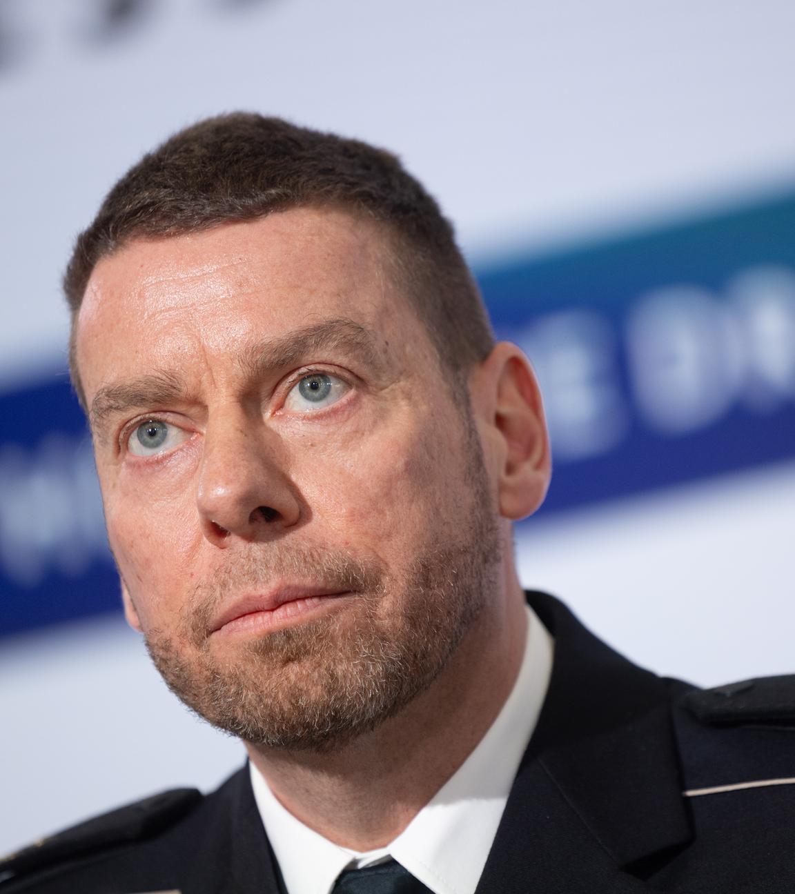 Tino Igelmann, Leiter Zollkriminalamt, bei einer Pressekonferenz zu den Ermittlungen. Dabei wurden Labore zerschlagen und tonnenweise Chemikalien und Drogen sichergestellt.