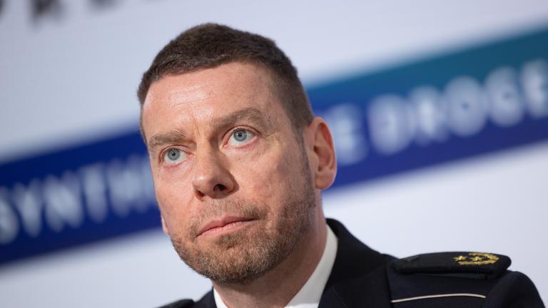 Tino Igelmann, Leiter Zollkriminalamt, bei einer Pressekonferenz zu den Ermittlungen. Dabei wurden Labore zerschlagen und tonnenweise Chemikalien und Drogen sichergestellt.
