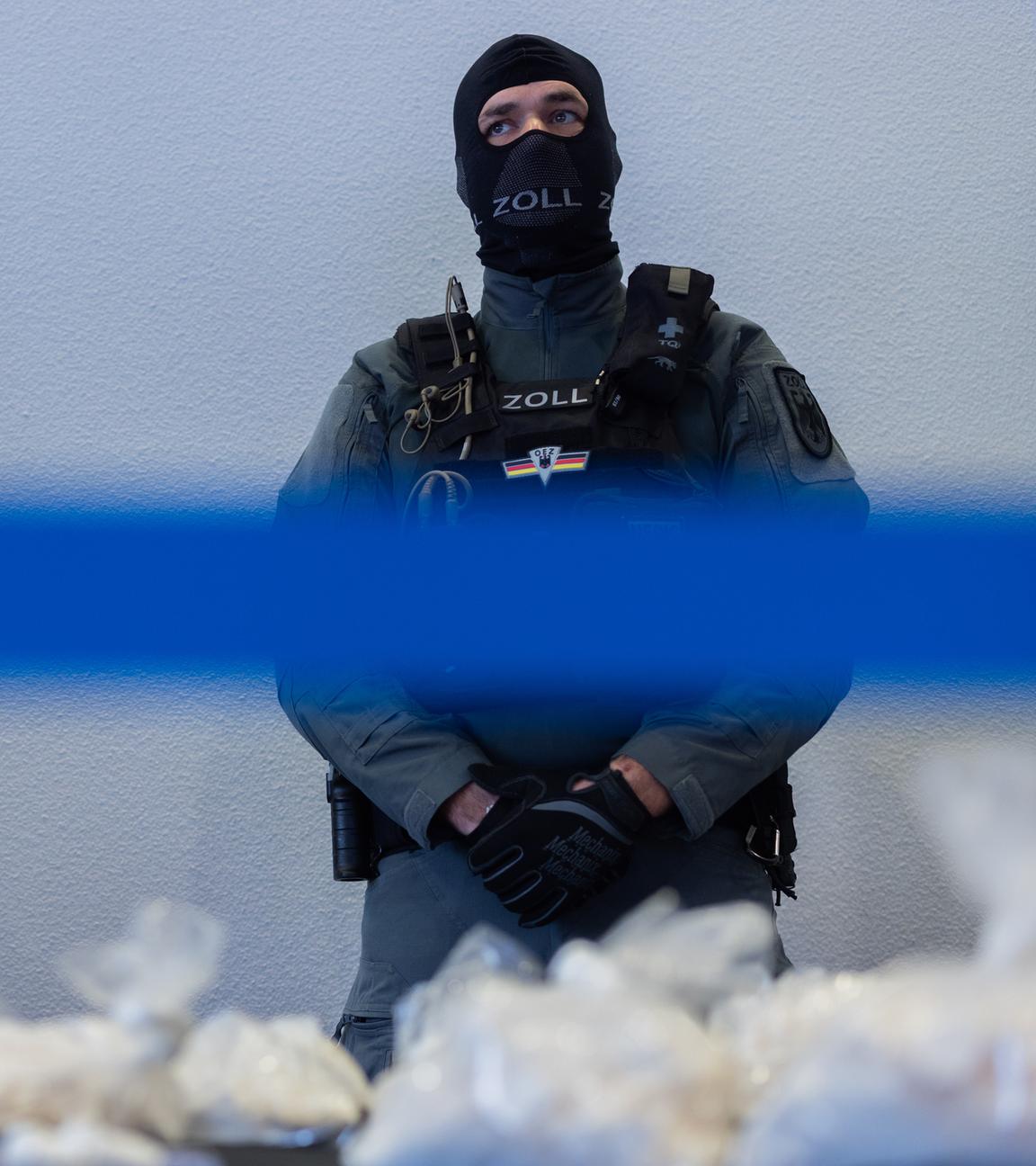 Beutel mit Amphetamin sind bei der Pressekonferenz zu den Ermittlungen zu sehen. Es soll sich um den größten europäischen Ermittlungskomplex zu synthetischen Drogen handeln. 