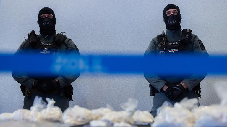 Beutel mit Amphetamin sind bei der Pressekonferenz zu den Ermittlungen zu sehen. Es soll sich um den größten europäischen Ermittlungskomplex zu synthetischen Drogen handeln. 