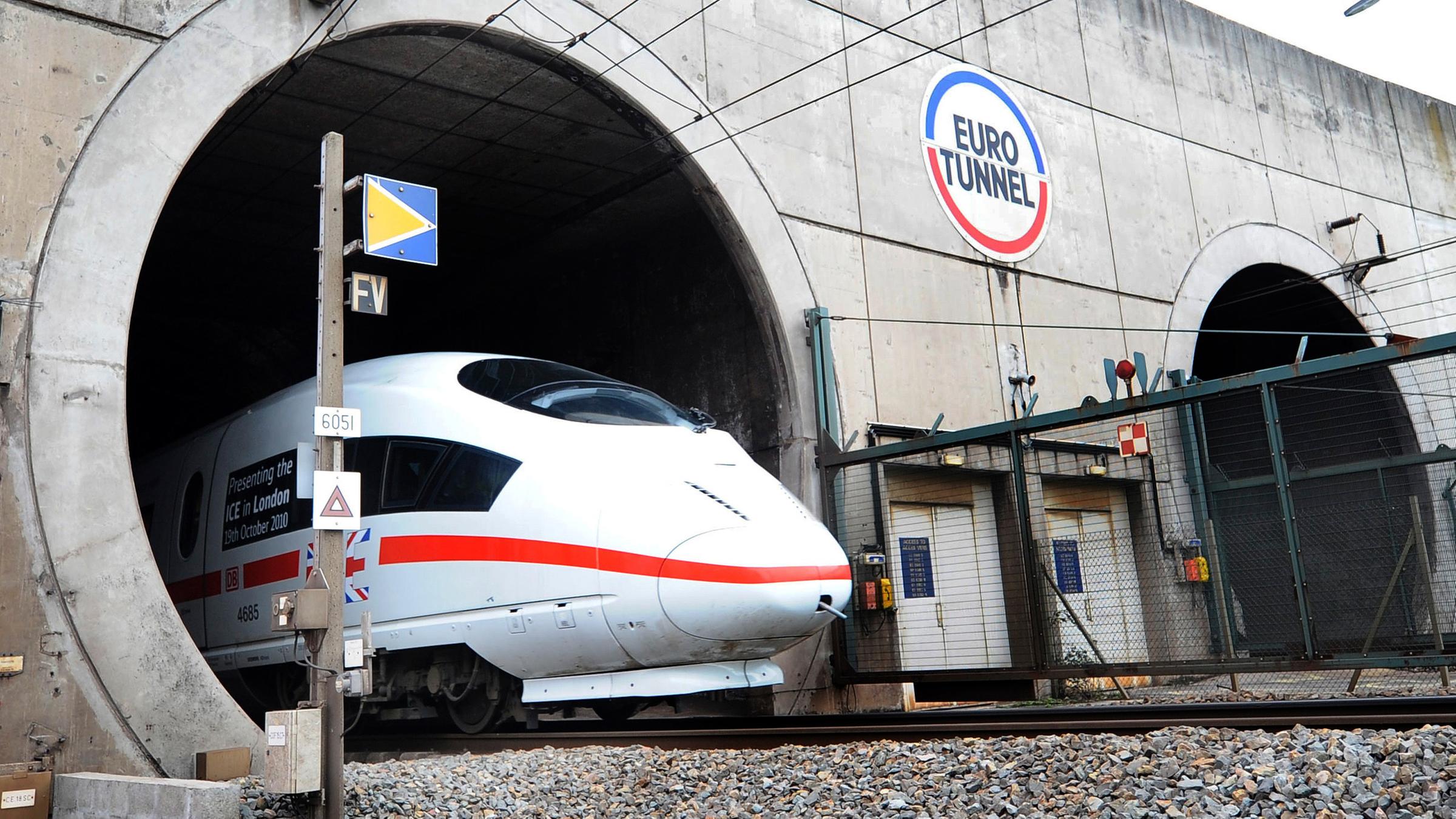 ICE fährt aus Eurotunnel (Archiv 2010)