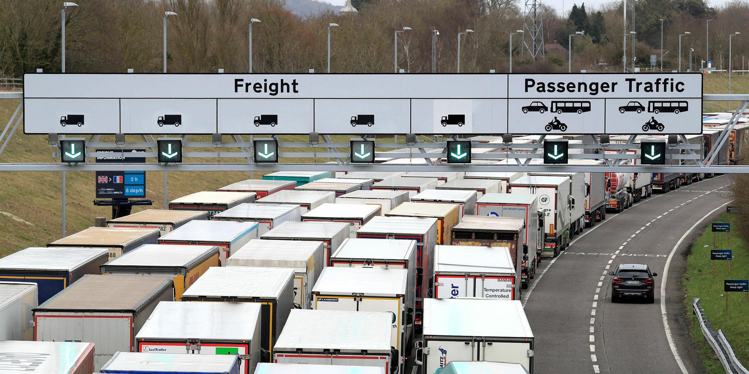 Nahe Folkstone kommen viele Lastwagen mit Waren an