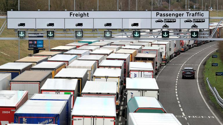Nahe Folkstone kommen viele Lastwagen mit Waren an