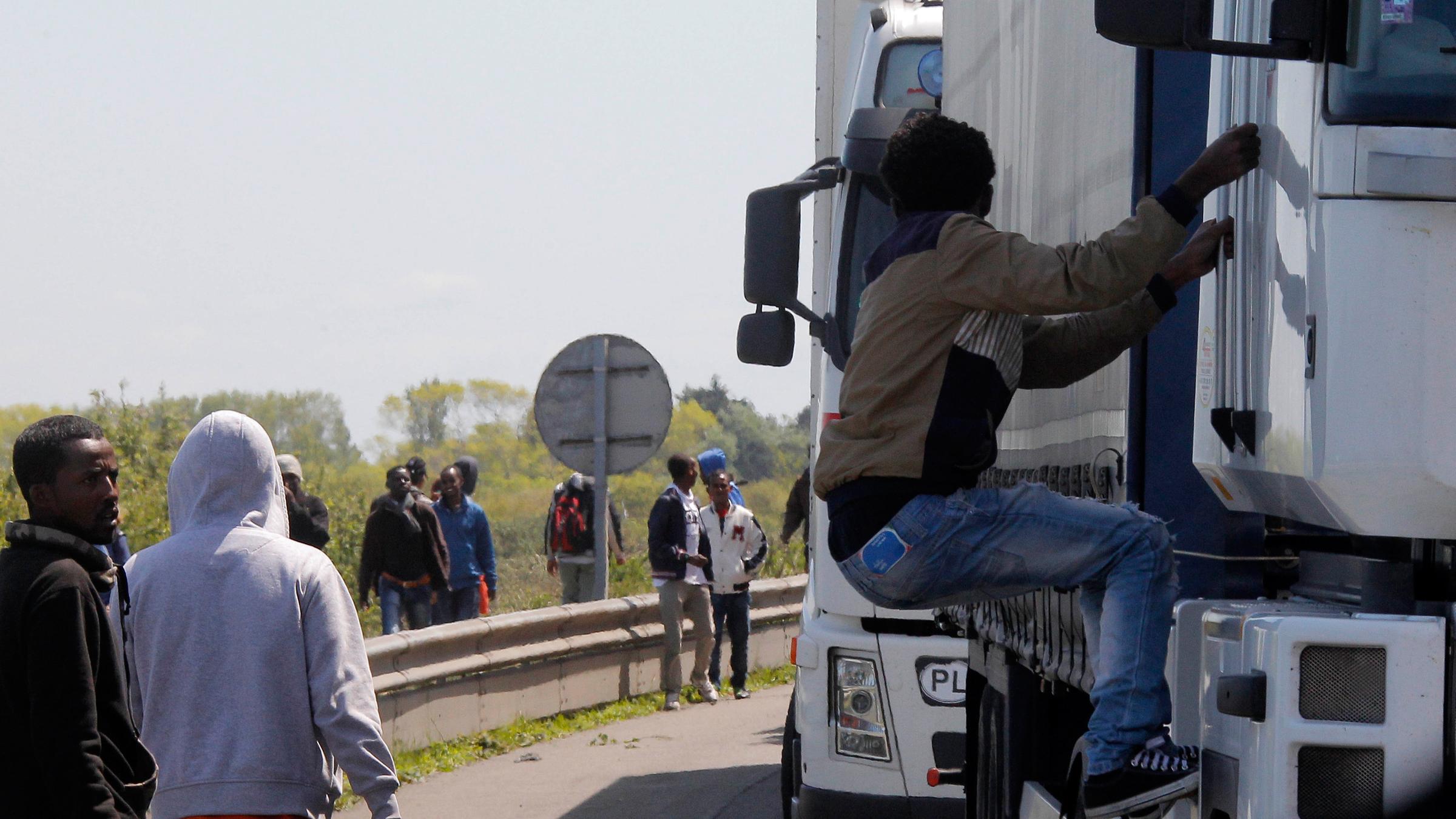 Migrant versucht auf einen LKW  nach England zu springen - Eurotunnel