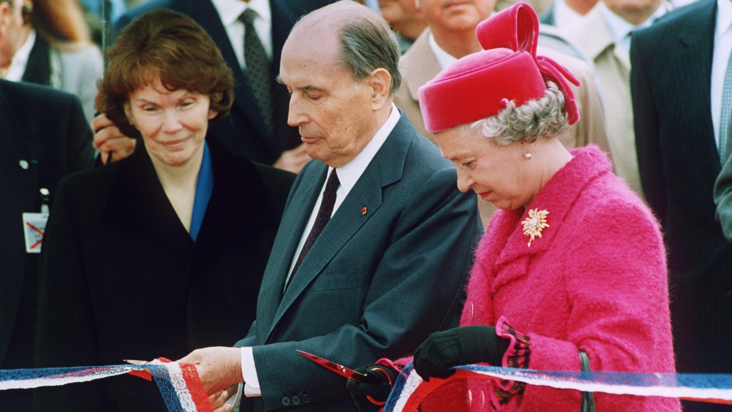Königin Elizabeth II. und der französische Staatspräsident Francois Mitterrand weihen Eurotunnel ein (06. Mai 1994)