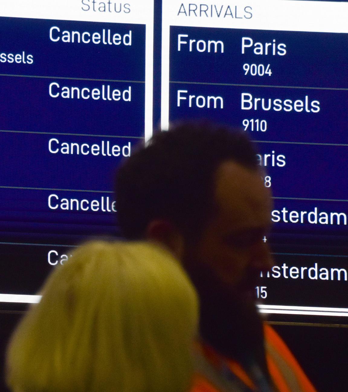 Eine Anzeigetafel informiert über Zugausfälle im Bahnhof St Pancras International.