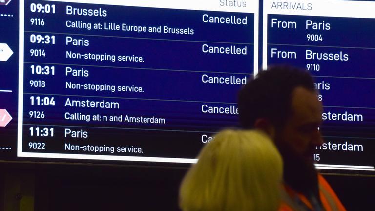 Eine Anzeigetafel informiert über Zugausfälle im Bahnhof St Pancras International.