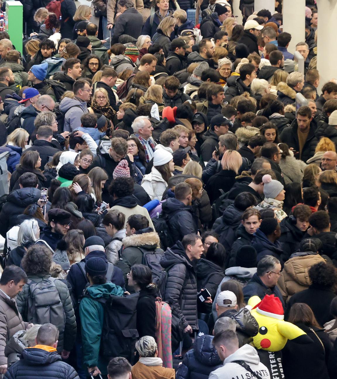 Passandten warten in London auf die Weiterfahrt