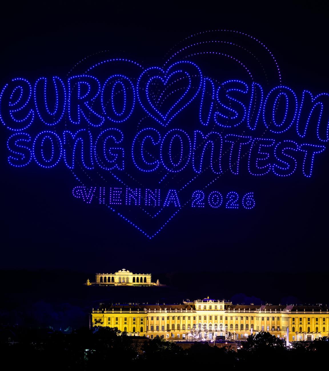 Österreich, Wien: Das "Eurovision Songcontest Vienna 2026"- Logo ist im Rahmen einer Drohnenshow über dem Schloss Schönbrunn zu sehen