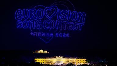 Österreich, Wien: Das "Eurovision Songcontest Vienna 2026"- Logo ist im Rahmen einer Drohnenshow über dem Schloss Schönbrunn zu sehen