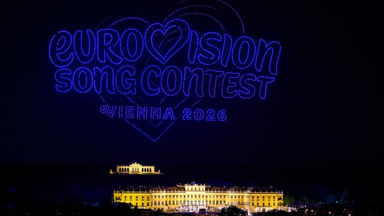 Österreich, Wien: Das "Eurovision Songcontest Vienna 2026"- Logo ist im Rahmen einer Drohnenshow über dem Schloss Schönbrunn zu sehen