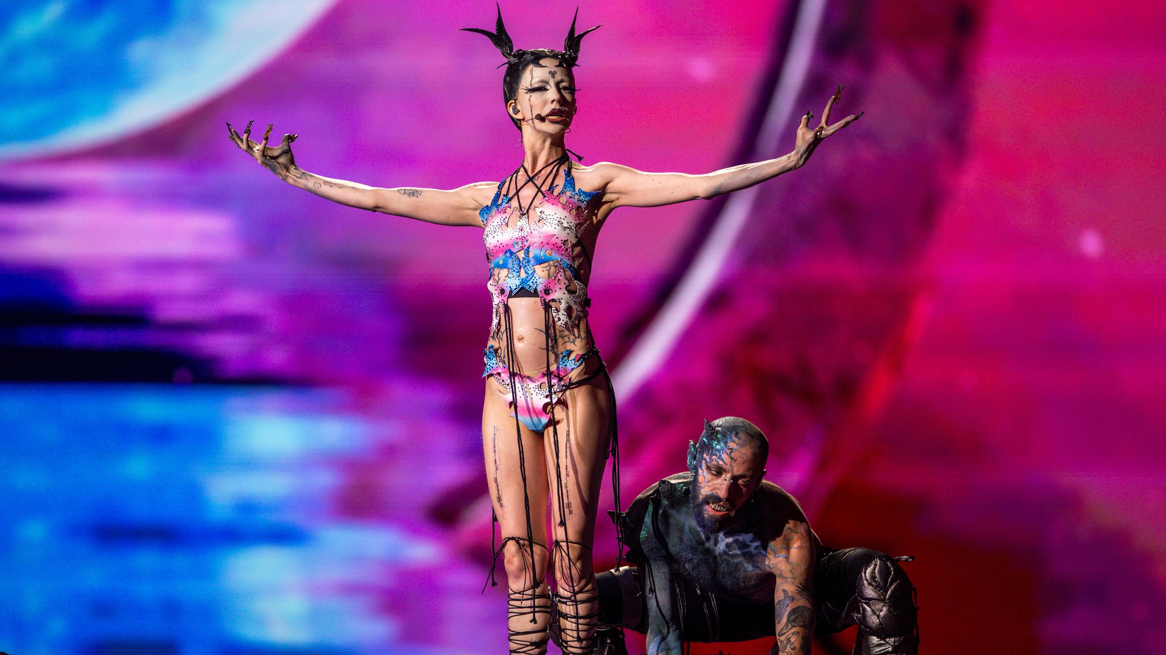 Bambie Thug aus Irland mit dem Song "Doomsday Blue" beim ersten Halbfinale des Eurovision Song Contest (ESC) 2024 in der Malmö Arena am 07.05.2024.