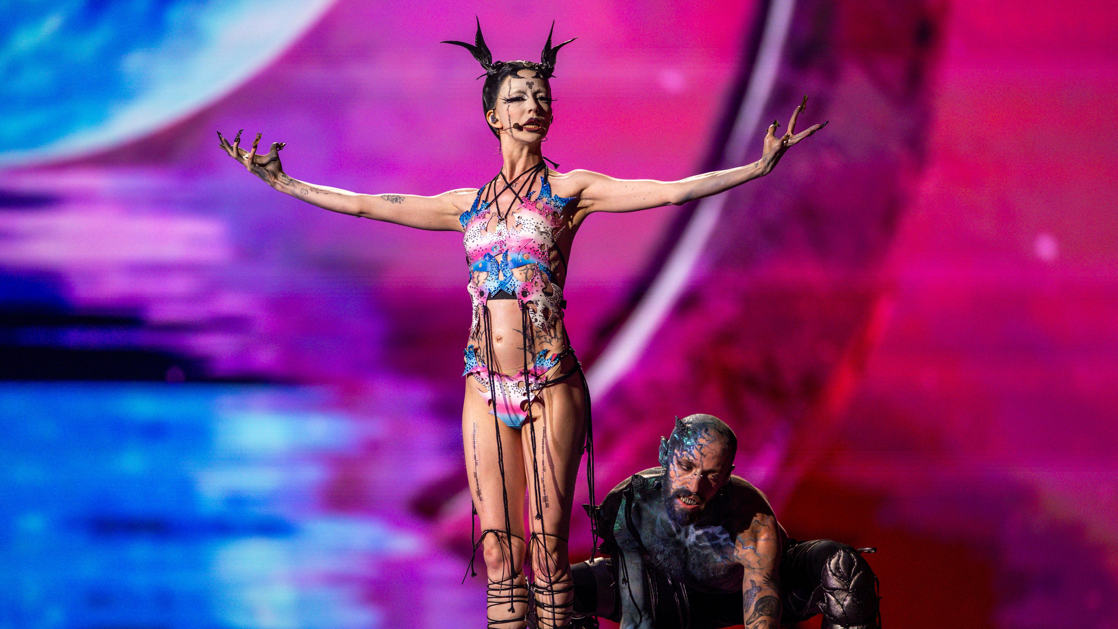 Bambie Thug aus Irland mit dem Song "Doomsday Blue" beim ersten Halbfinale des Eurovision Song Contest (ESC) 2024 in der Malmö Arena am 07.05.2024.