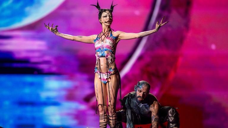 Bambie Thug aus Irland mit dem Song "Doomsday Blue" beim ersten Halbfinale des Eurovision Song Contest (ESC) 2024 in der Malmö Arena am 07.05.2024.