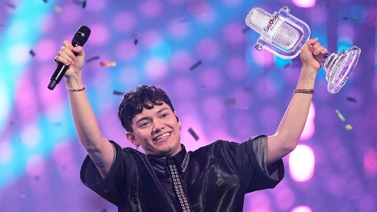 Der Gewinner des Eurovision Song Contest JJ aus Österreich hält auf der Bühne die Trophäe hoch.