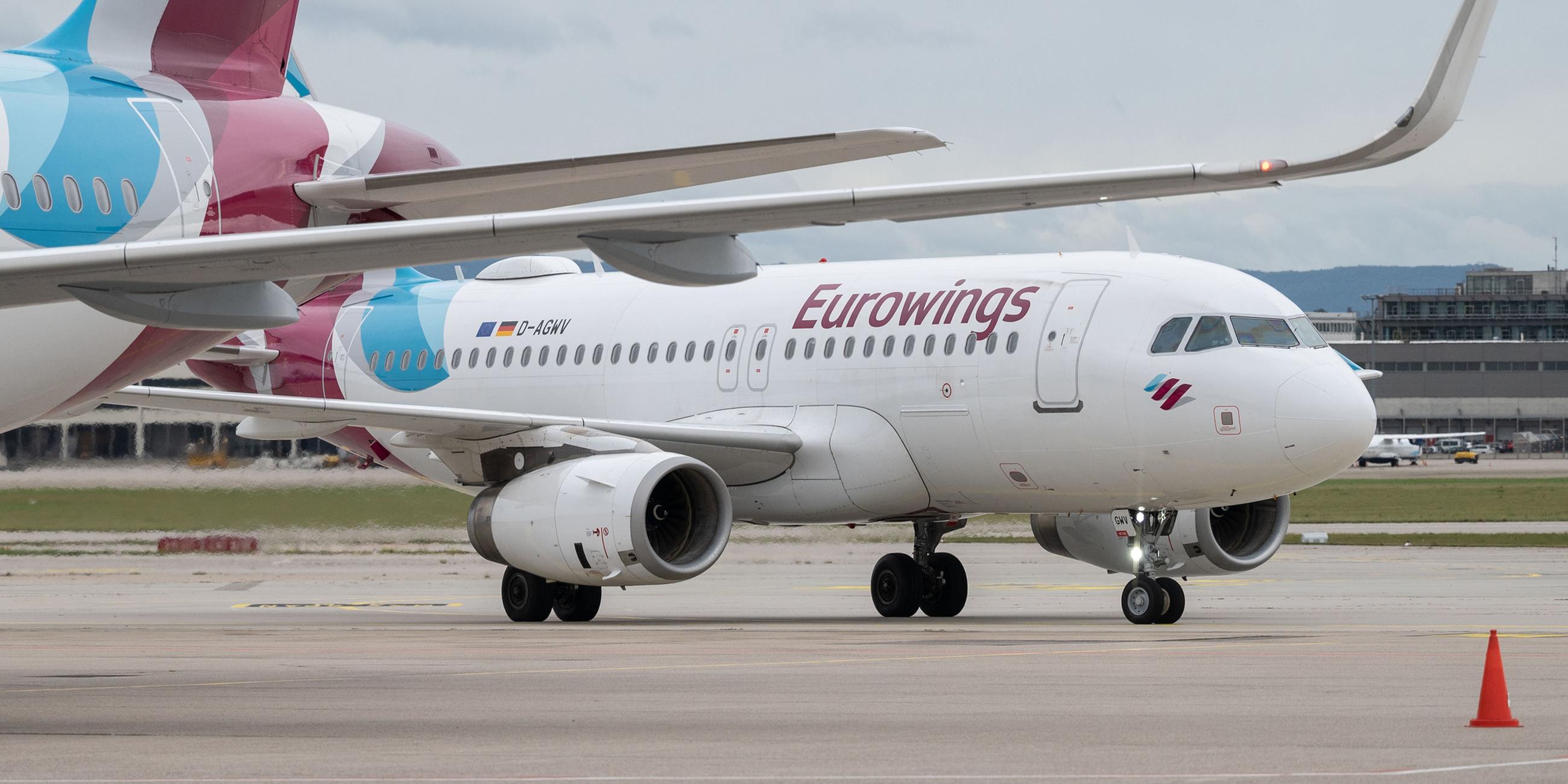 Archiv: Eine Maschine der Fluggesellschaft Eurowings steht auf dem Vorfeld des Flughafens Stuttgart am 25.09.2020.