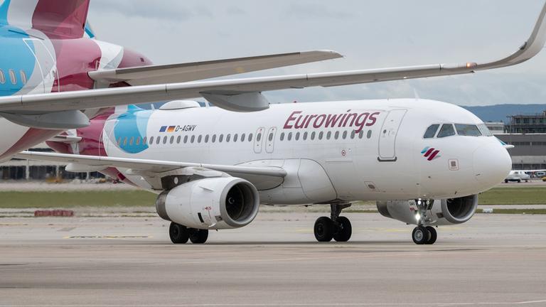 Archiv: Eine Maschine der Fluggesellschaft Eurowings steht auf dem Vorfeld des Flughafens Stuttgart am 25.09.2020.