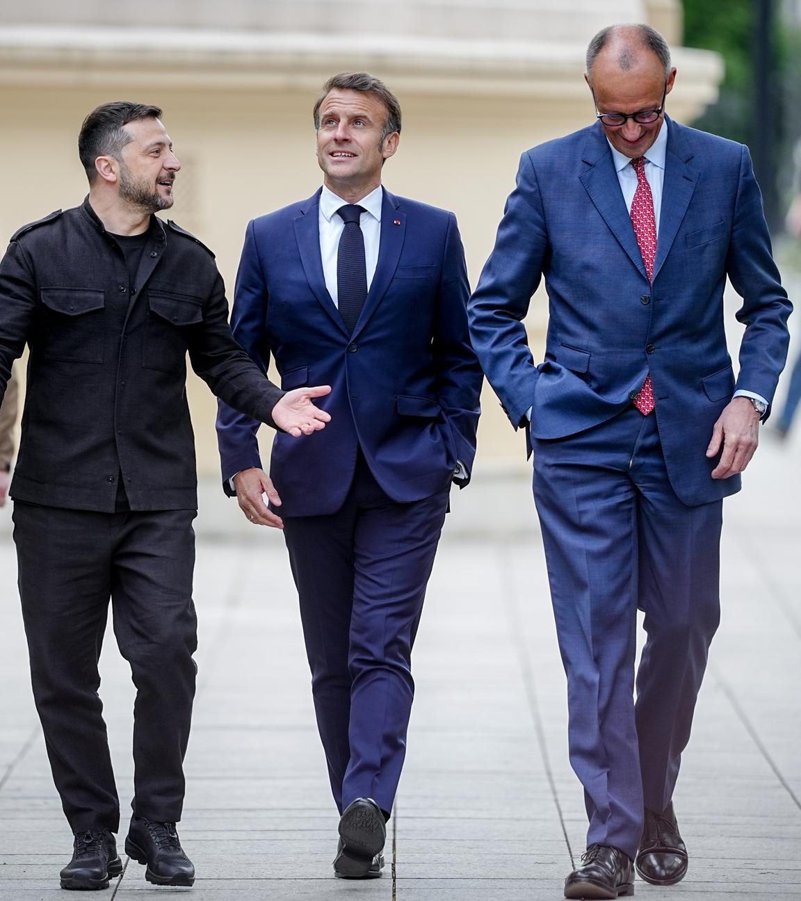 Keir Starmer (l-r), Premierminister von Großbritannien, Wolodymyr Selenskyj, Präsident der Ukraine, Frankreichs Präsident Emmanuel Macron und Donald Tusk, Ministerpräsident von Polen, gehen gemeinsam durch den Garten des Marienpalastes.