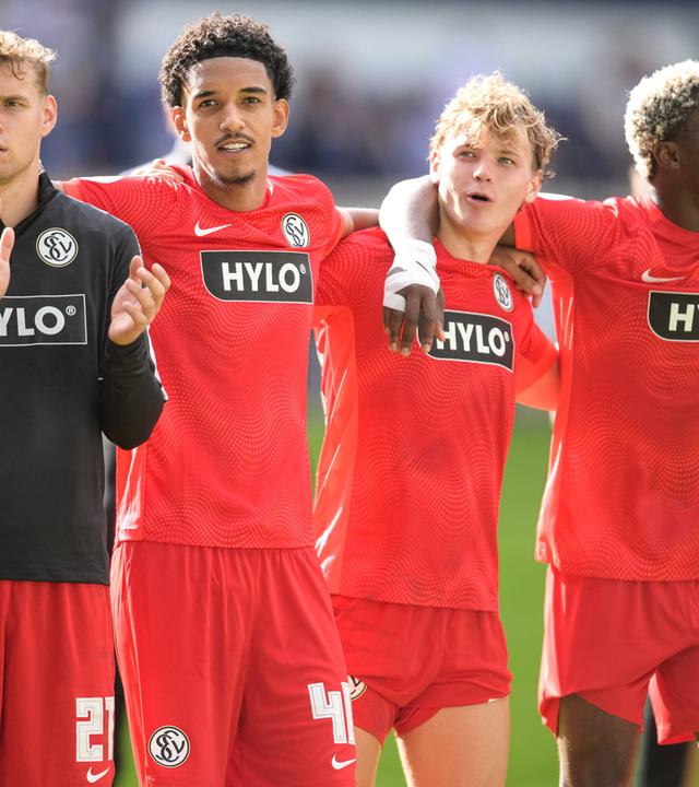 Die Elversberger Lasse Günther, Luis Seifert, Cole Campbell und David Mokwa haben sich eingehakt und ferein den Sieg