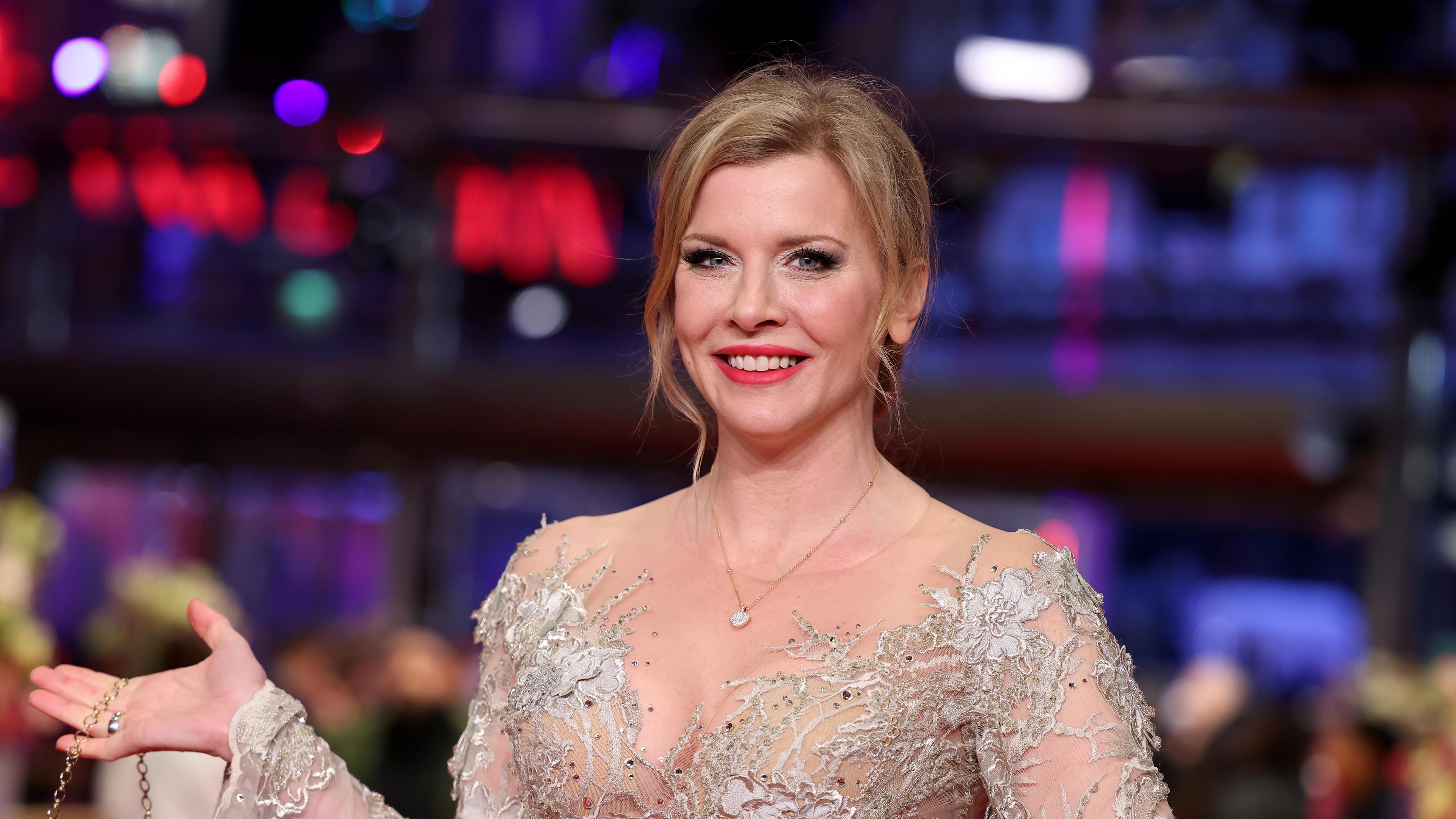 Schauspielerin Eva Habermann kommt über den roten Teppich zur Preisverleihung der Berlinale. 