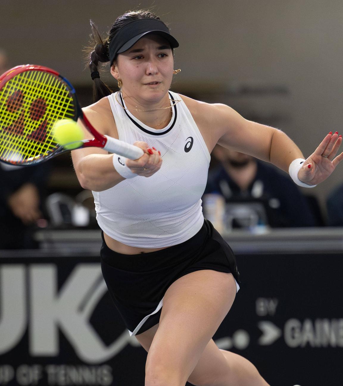 Eva Lys schlägt im Billie Jean King Cup 2025 den Ball zurück