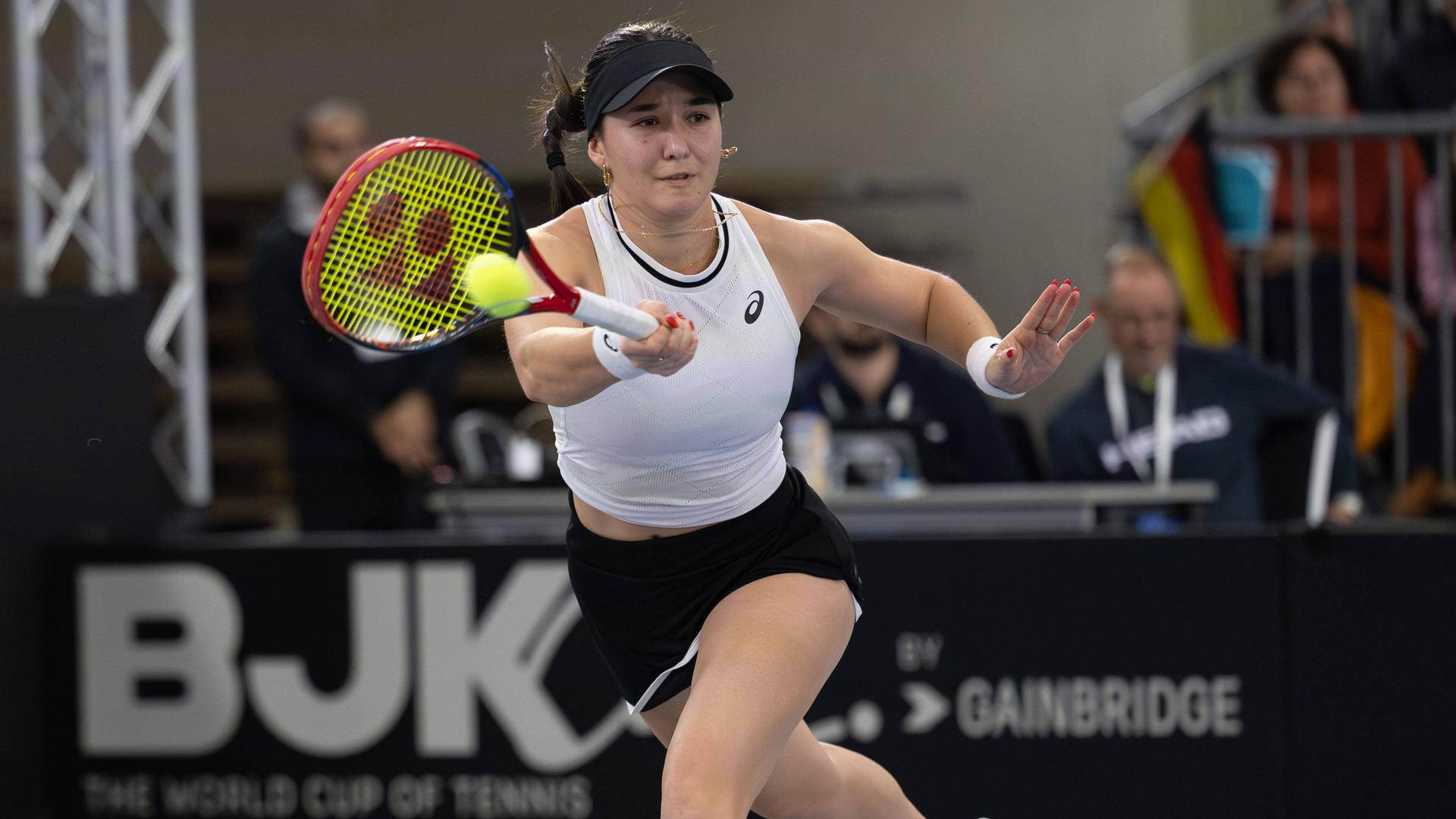 Eva Lys schlägt im Billie Jean King Cup 2025 den Ball zurück