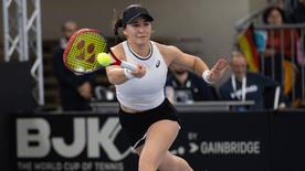 Eva Lys vuelve a golpear la pelota en la Copa Billie Jean King 2025