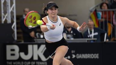 Eva Lys schlägt im Billie Jean King Cup 2025 den Ball zurück