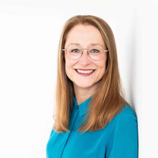 Porträt-Foto von ZDF-Redakteurin Eva Maria Schmidt.