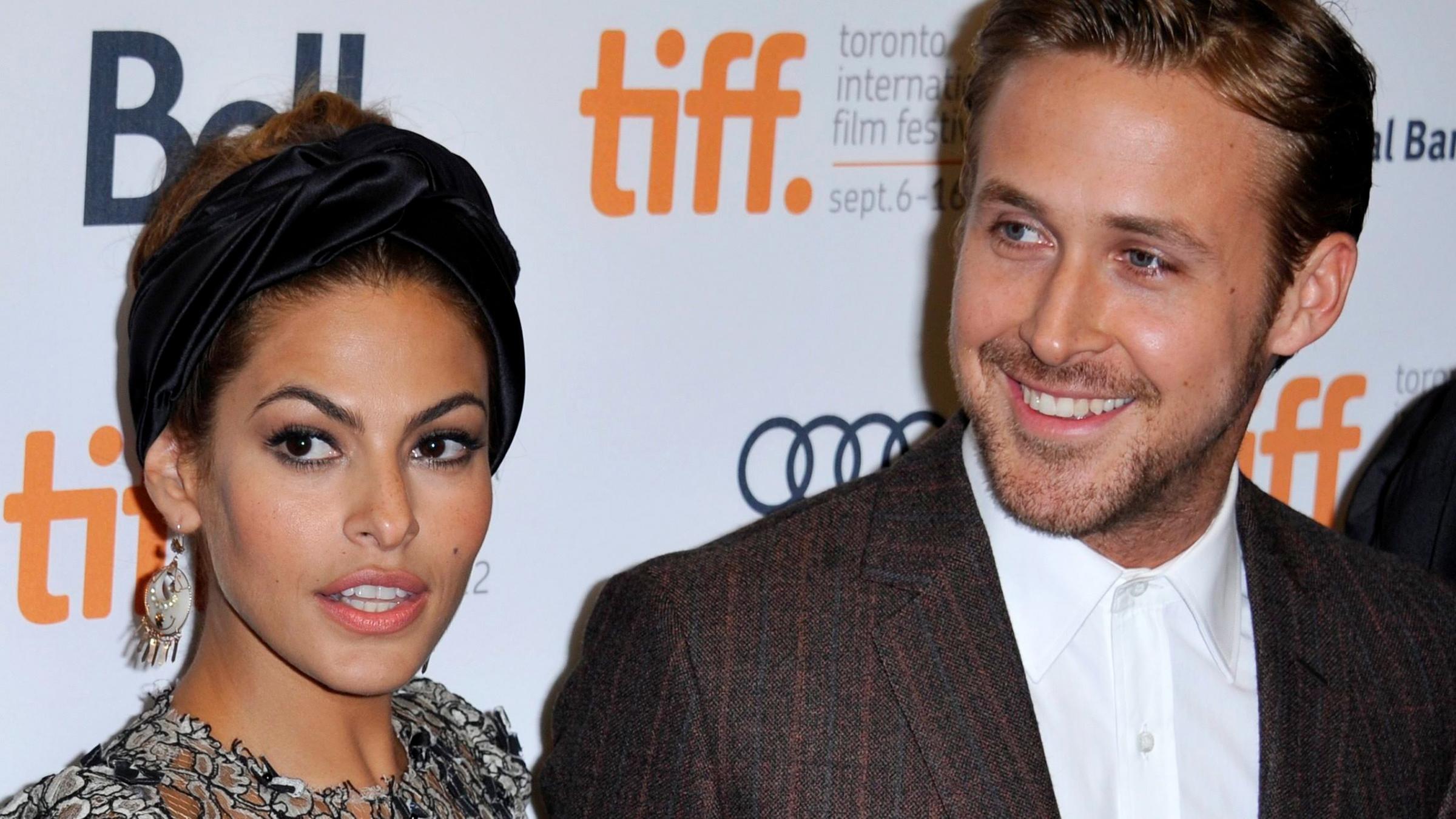 Eva Mendes und Ryan ossling auf dem roten Teppich.