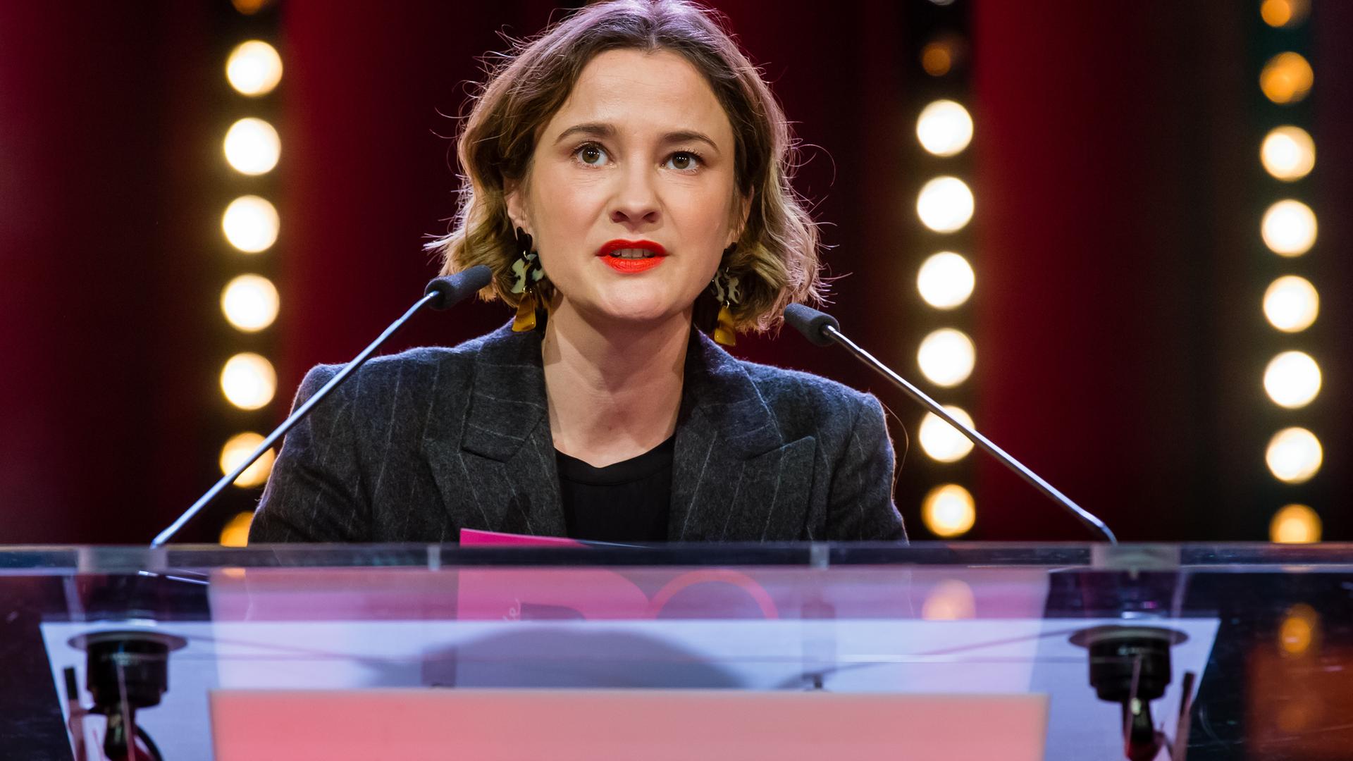 Die Regisseurin Eva Trobisch hält bei der Preisverleihung der Berlinale eine Rede an einem Pult.