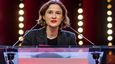 Die Regisseurin Eva Trobisch hält bei der Preisverleihung der Berlinale eine Rede an einem Pult.