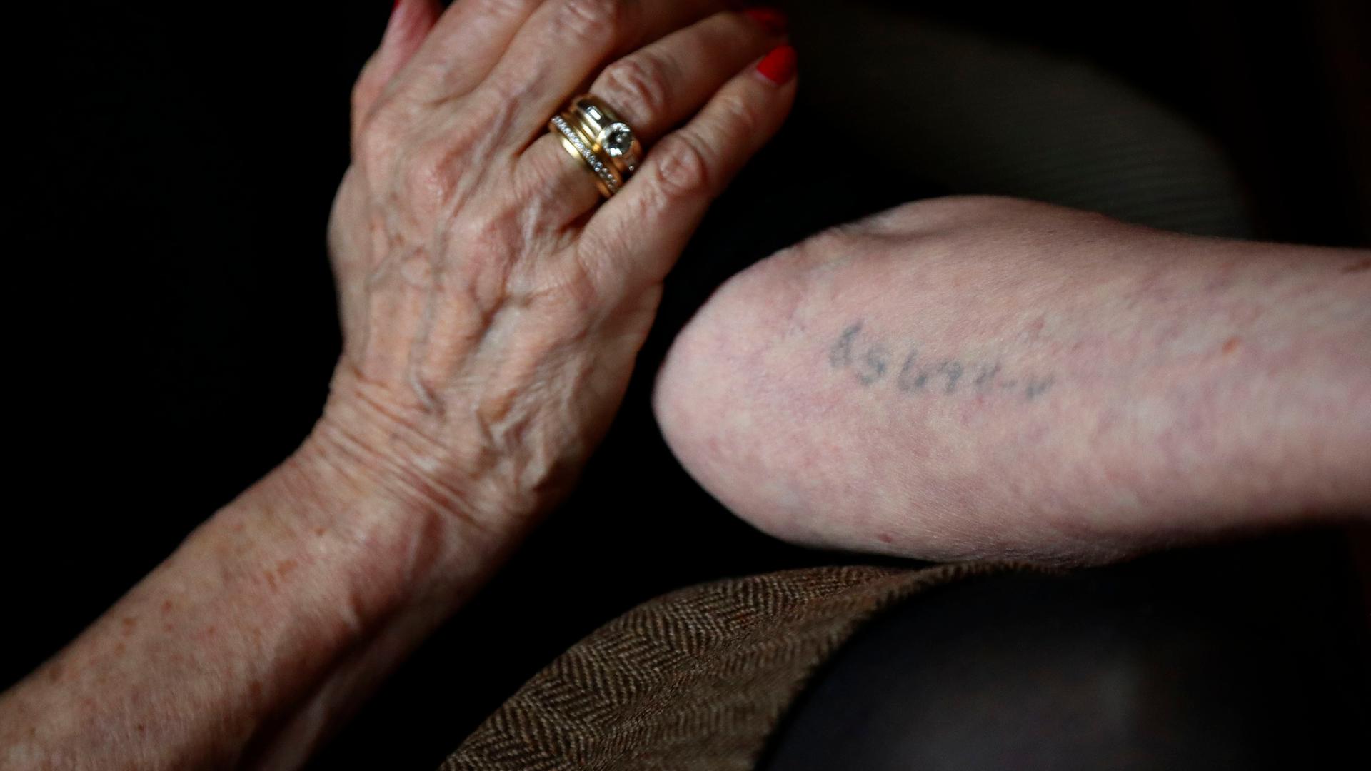 Auschwitz-Überlebende Eva Umlauf zeigt ihre tätowierte Kennzeichnung