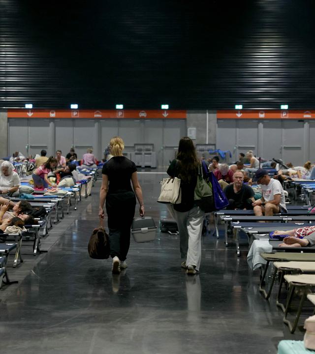 Im Parc des Expositions de Bordeaux in Bordeaux, Frankreich, Anwohner zu sehen, die aufgrund der Waldbrände evakuiert wurden.