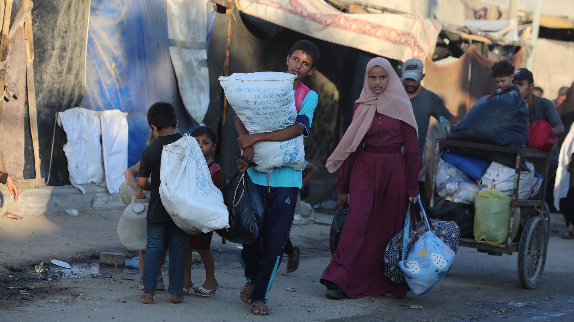 alästinenser sind mit ihrem Hab und Gut auf dem Weg in sicherere Gebiete