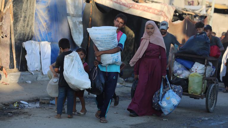alästinenser sind mit ihrem Hab und Gut auf dem Weg in sicherere Gebiete