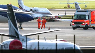 Medizinisches Personal in Schutzanzügen wartet auf Patienten, die von dem Kreuzfahrtschiff MV Hondius mit Verdacht auf Hantavirus-Infektion evakuiert wurden und mit einem Flugzeug am Flughafen Schiphol, Amsterdam ankommen. 