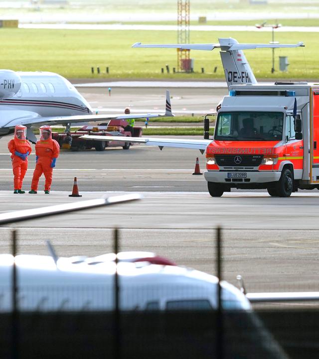Medizinisches Personal in Schutzanzügen wartet auf Patienten, die von dem Kreuzfahrtschiff MV Hondius mit Verdacht auf Hantavirus-Infektion evakuiert wurden und mit einem Flugzeug am Flughafen Schiphol, Amsterdam ankommen. 