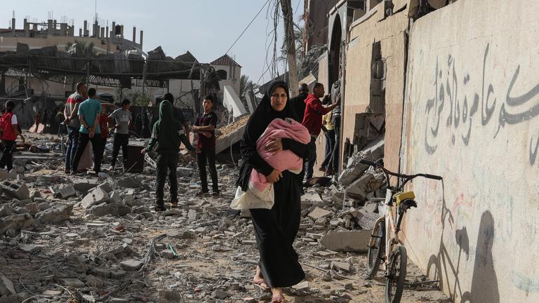 Palästinenser inspizieren beschädigte Häuser, nachdem israelische Kampfflugzeuge ein Haus bombardiert hatten.