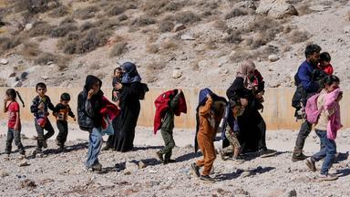  Familien aus dem Libanon überqueren zu Fuß die Grenze nach Syrien durch einen Krater.